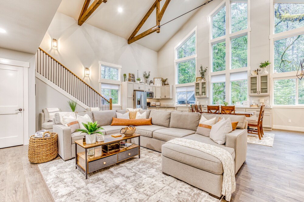 Beautiful, dog-friendly home with fireplace, sauna, full kitchen & W/D