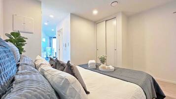 1 dormitorio, tabla de planchar con plancha, wifi y ropa de cama