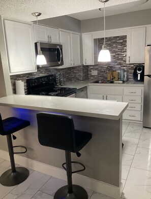 冷蔵庫、電子レンジ、オーブン、コンロ