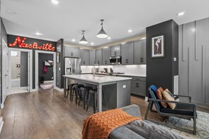 Réfrigérateur, micro-ondes, four, plaque de cuisson