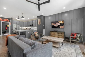 Smart TV - The Tiger Den - Hottub -Rooftop- Gameroom (Nashville)