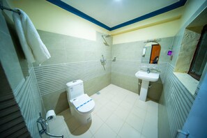 Dormitorio compartido, dormitorio mixto | Baño | Regadera, regadera tipo lluvia, pantuflas, bidet 