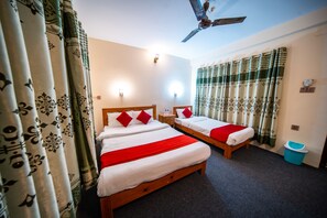 Premium bedding, desk, free WiFi, bed sheets - Dharma Backpackers (Pokhara)