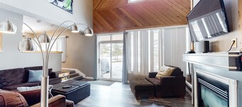 Dog-friendly townhome with gas fireplace, patio, grill, W/D, & AC - near slopes