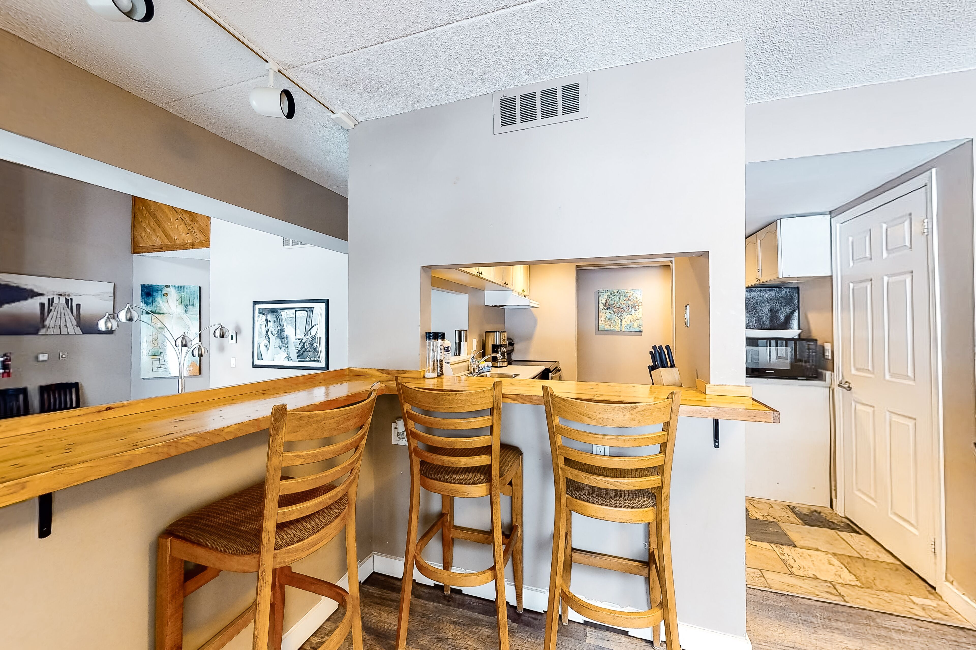 Dog-friendly townhome with gas fireplace, patio, grill, W/D, & AC - near slopes