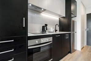 Fridge, microwave, oven, stovetop - Relaxing City Center Studio Close to Queen St (Auckland)