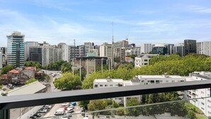 A cityscape with modern buildings, a clear sky, and a view of a parking area. - Relaxing City Center Studio Close to Queen St (Auckland)