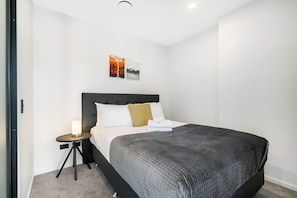 Tabla de planchar con plancha, wifi gratis y ropa de cama
