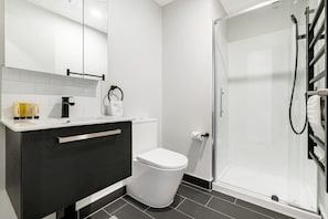 Shower, hair dryer - Relaxing City Center Studio Close to Queen St (Auckland)