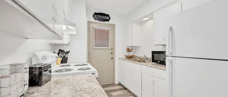 Kühlschrank, Mikrowelle, Herdplatte, Wasserkocher mit Kaffee-/Teezubehör