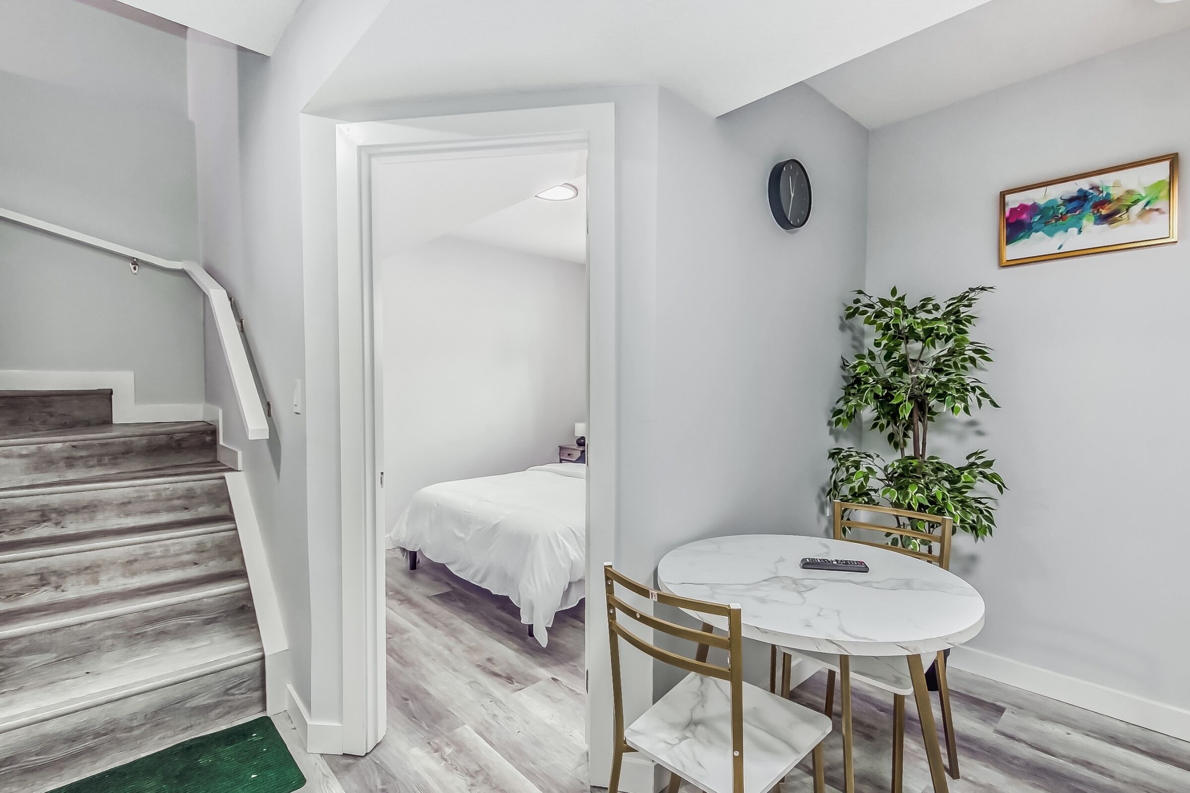  Bright 2-bedroom Suite