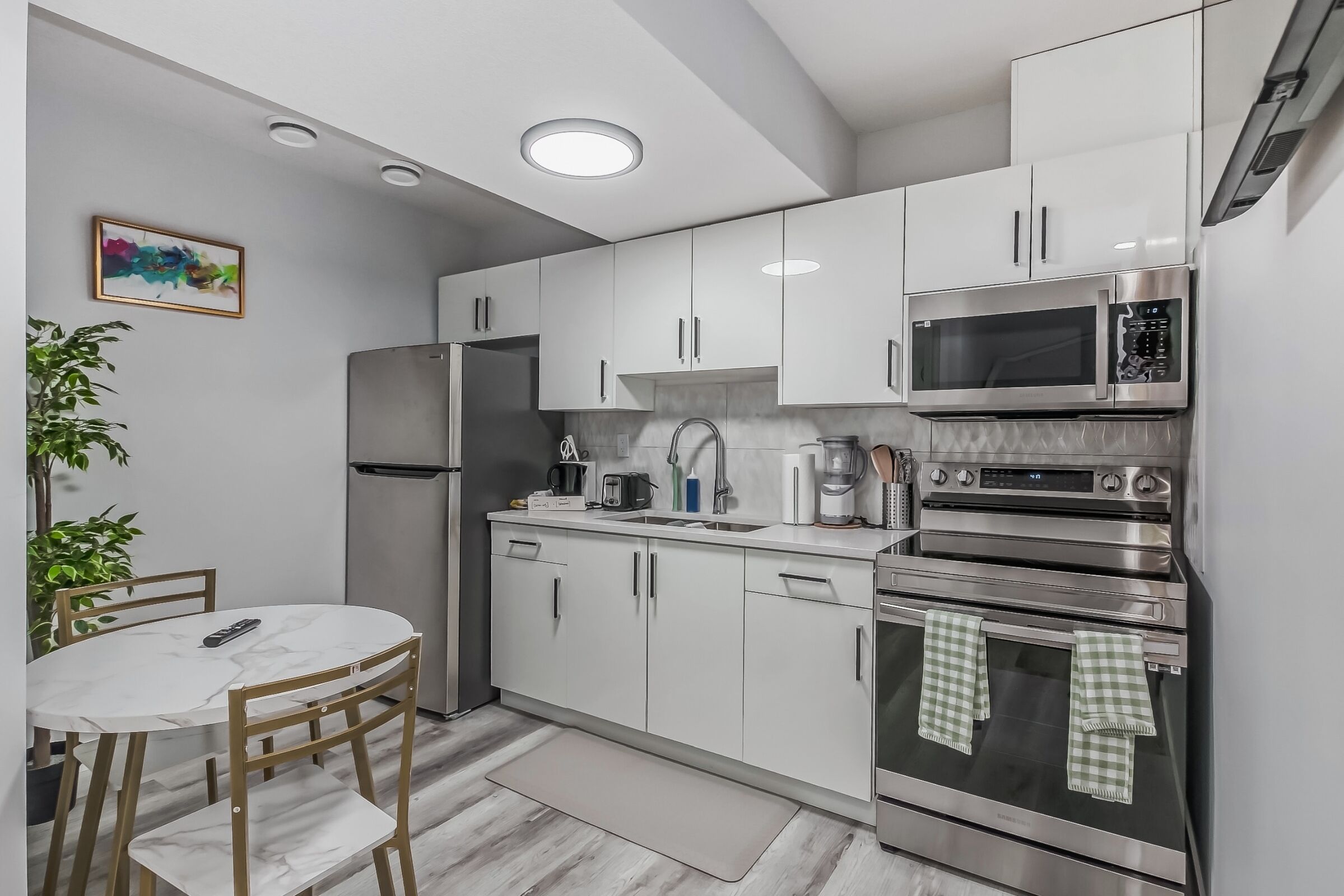  Bright 2-bedroom Suite