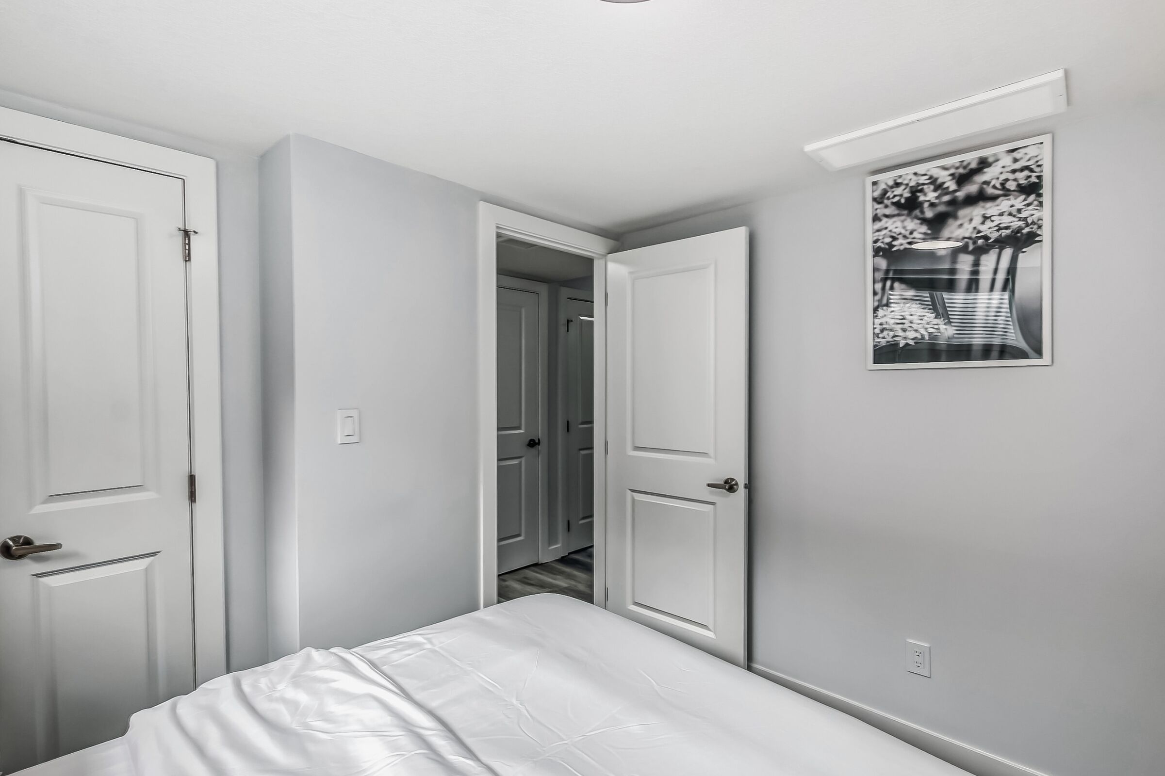  Bright 2-bedroom Suite