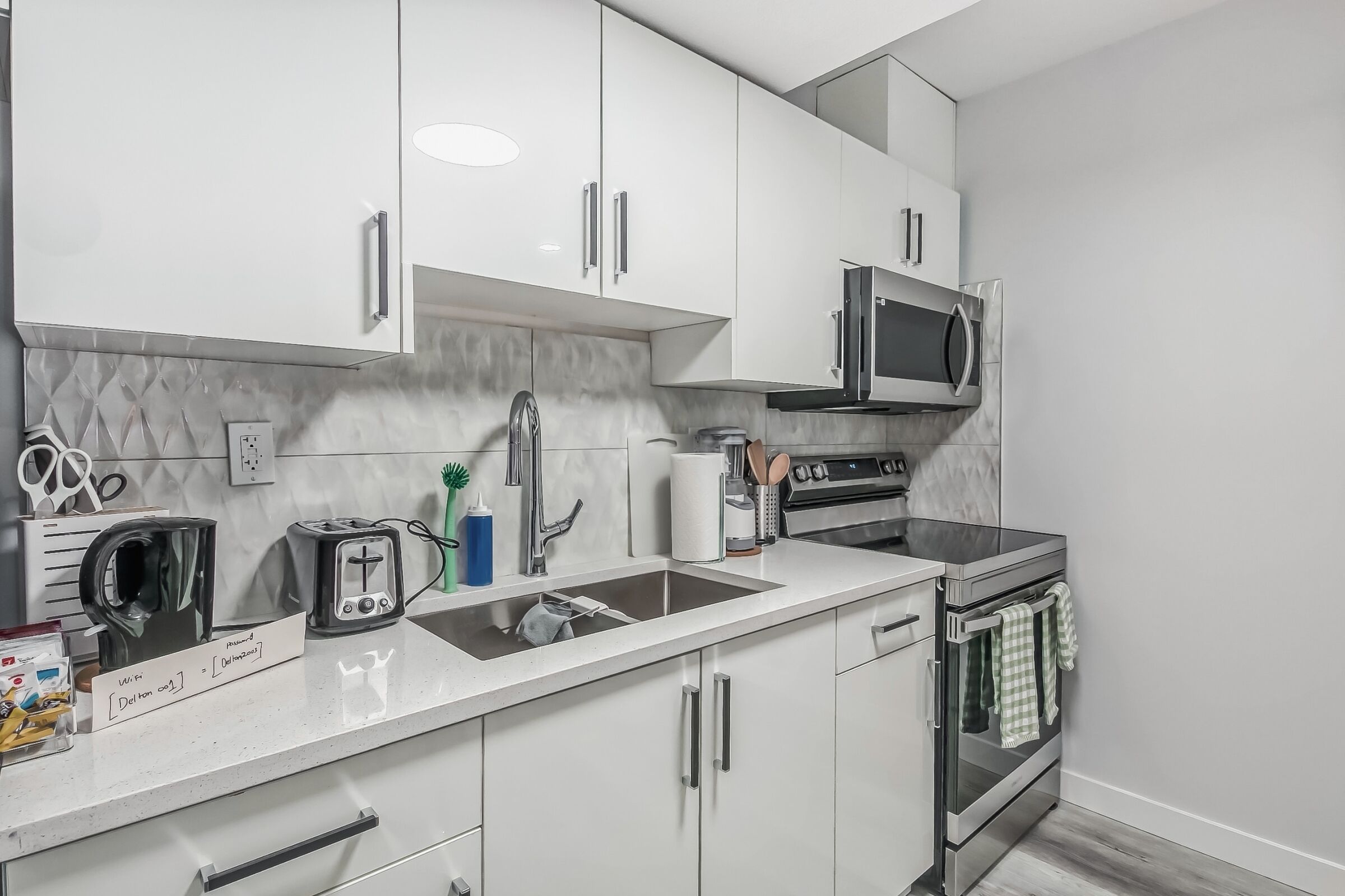  Bright 2-bedroom Suite