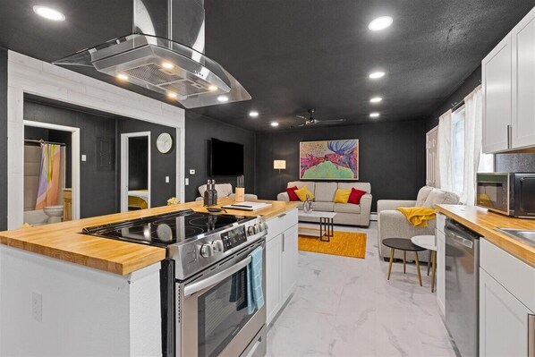 Réfrigérateur, micro-ondes, four, plaque de cuisson