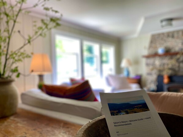 Living area - Saturn's Return (Friday Harbor)