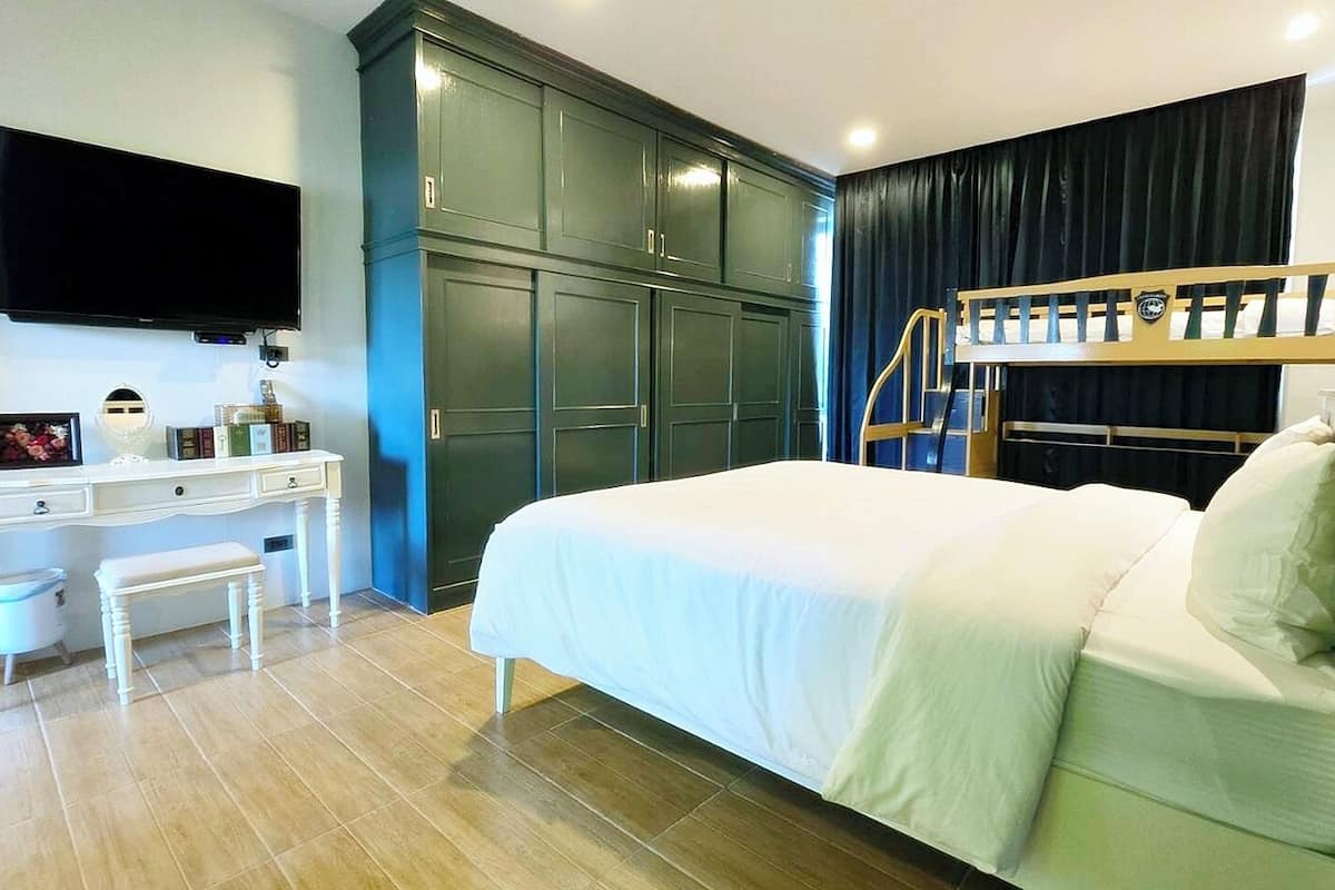 Family Quadruple Room | Minibar (some free items), desk, laptop workspace, WiFi (free)