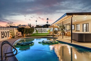 Alberca al aire libre y alberca climatizada