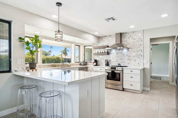 Refrigerador, microondas, horno y parrilla de estufa 