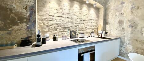 Fridge, oven, stovetop, dishwasher