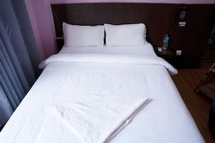 Quarto casal luxo | Roupas de cama antialérgicas, quartos à prova de som, Wi-Fi de cortesia