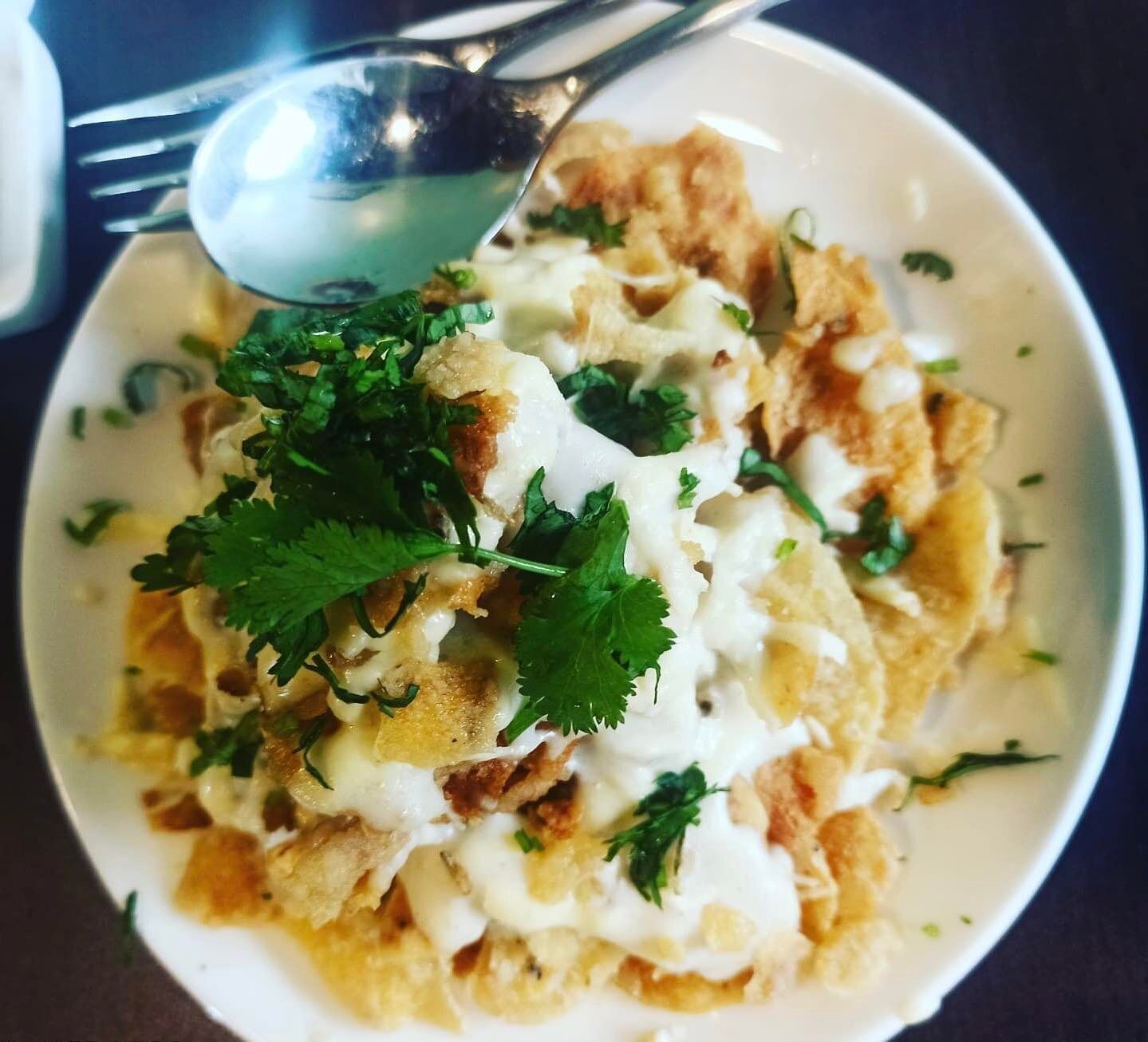 Uma tigela de comida com uma colher.