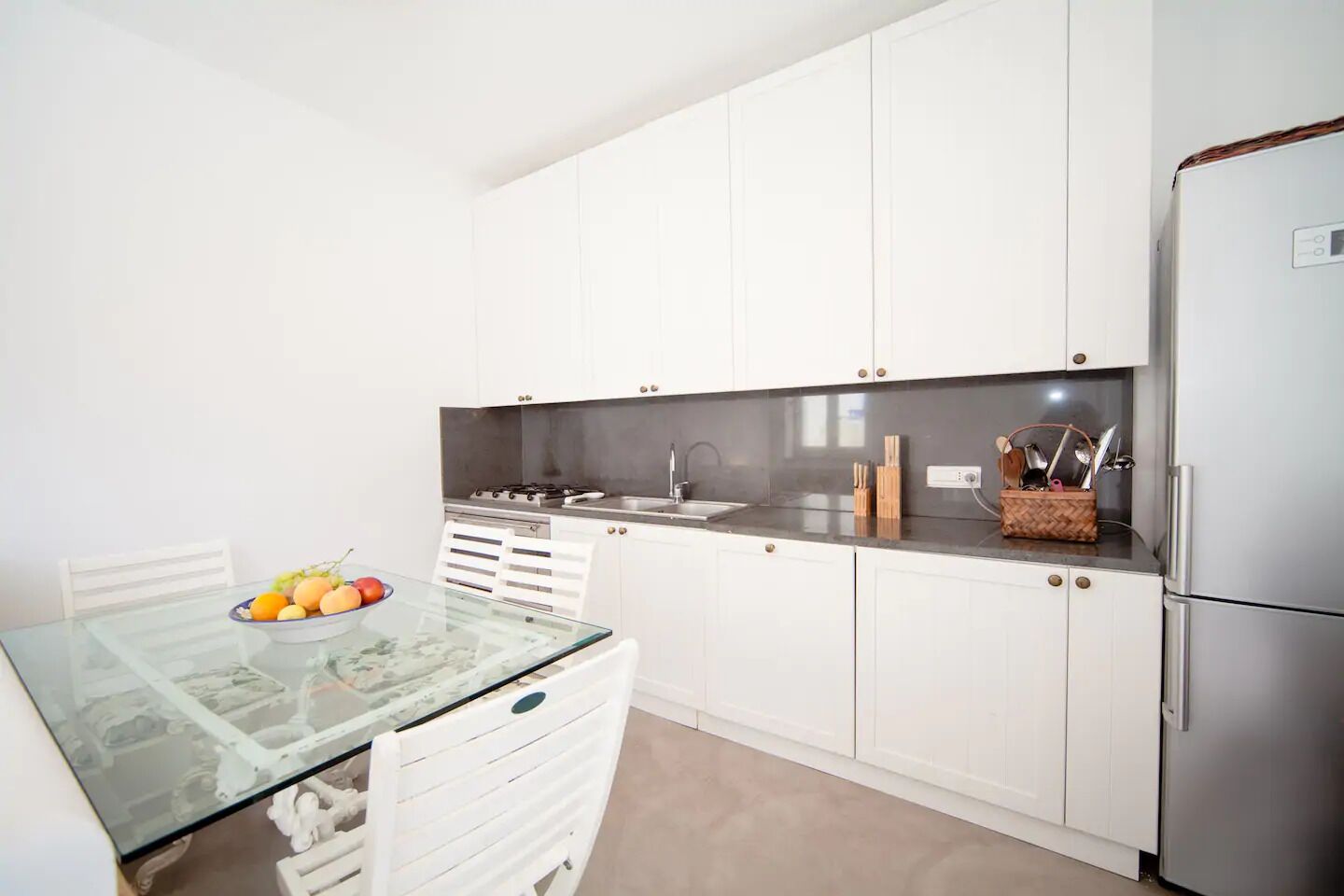 Een koelkast, een oven, een kookplaat, een vaatwasser