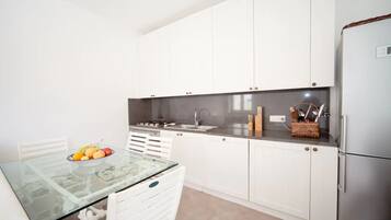 Een koelkast, een oven, een kookplaat, een vaatwasser