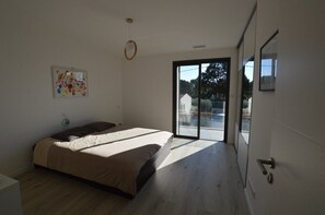 4 quartos, berço de viagem, Wi-Fi, roupa de cama