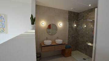 Douche, serviettes fournies