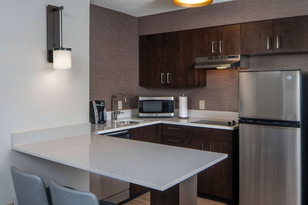 Pleasant Stay, Convenient Location! Pet-friendly, Free Breakfast, Parking!