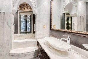 Villa | Bathroom | Free toiletries, hair dryer, bidet, towels - Maison Privee - Majestic Resort Villa with Private Pool on The Palm (Dubai)