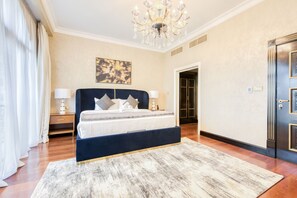 Une chambre à coucher avec un grand lit, un lustre et une porte fermée à clé.