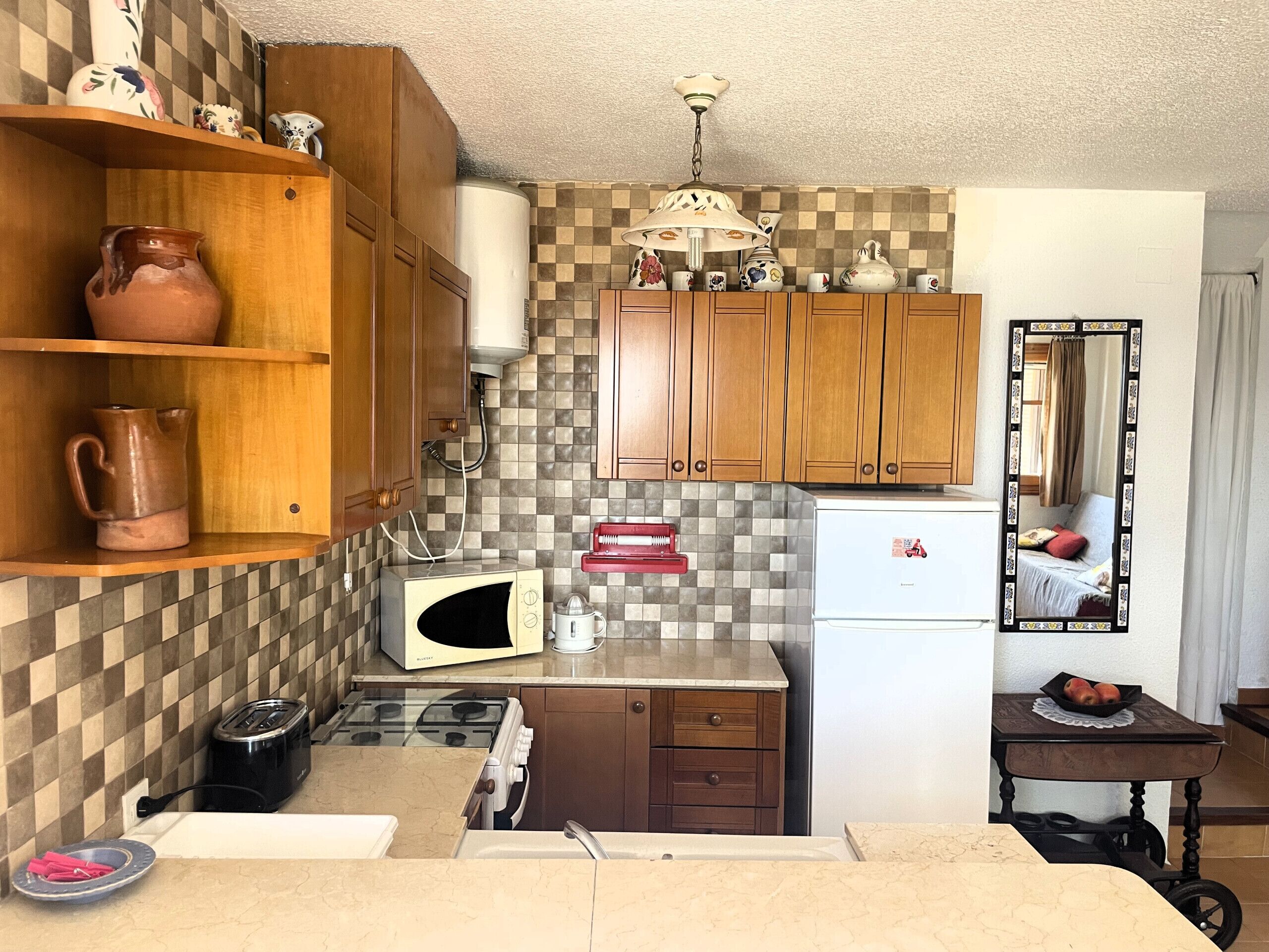 Een koelkast, een magnetron, een oven, een koffiezetapparaat/waterkoker