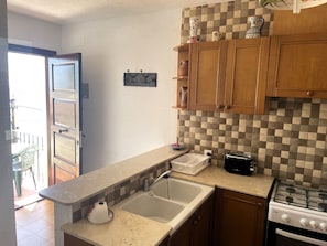 Fridge, microwave, oven, coffee/tea maker