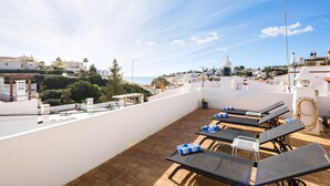 Una terrassa al terrat amb gandules i vista a la ciutat.