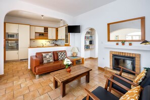 Smart TV y chimenea