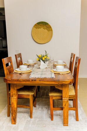 Basic-Apartment, Terrasse, Stadtblick | Essbereich im Zimmer