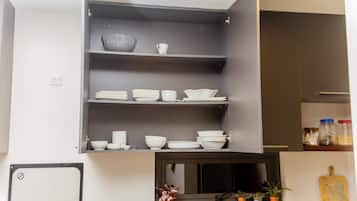 Apartamento básico, patio, vistas a la ciudad | Cocina privada | Nevera en la zona común y microondas en la zona común