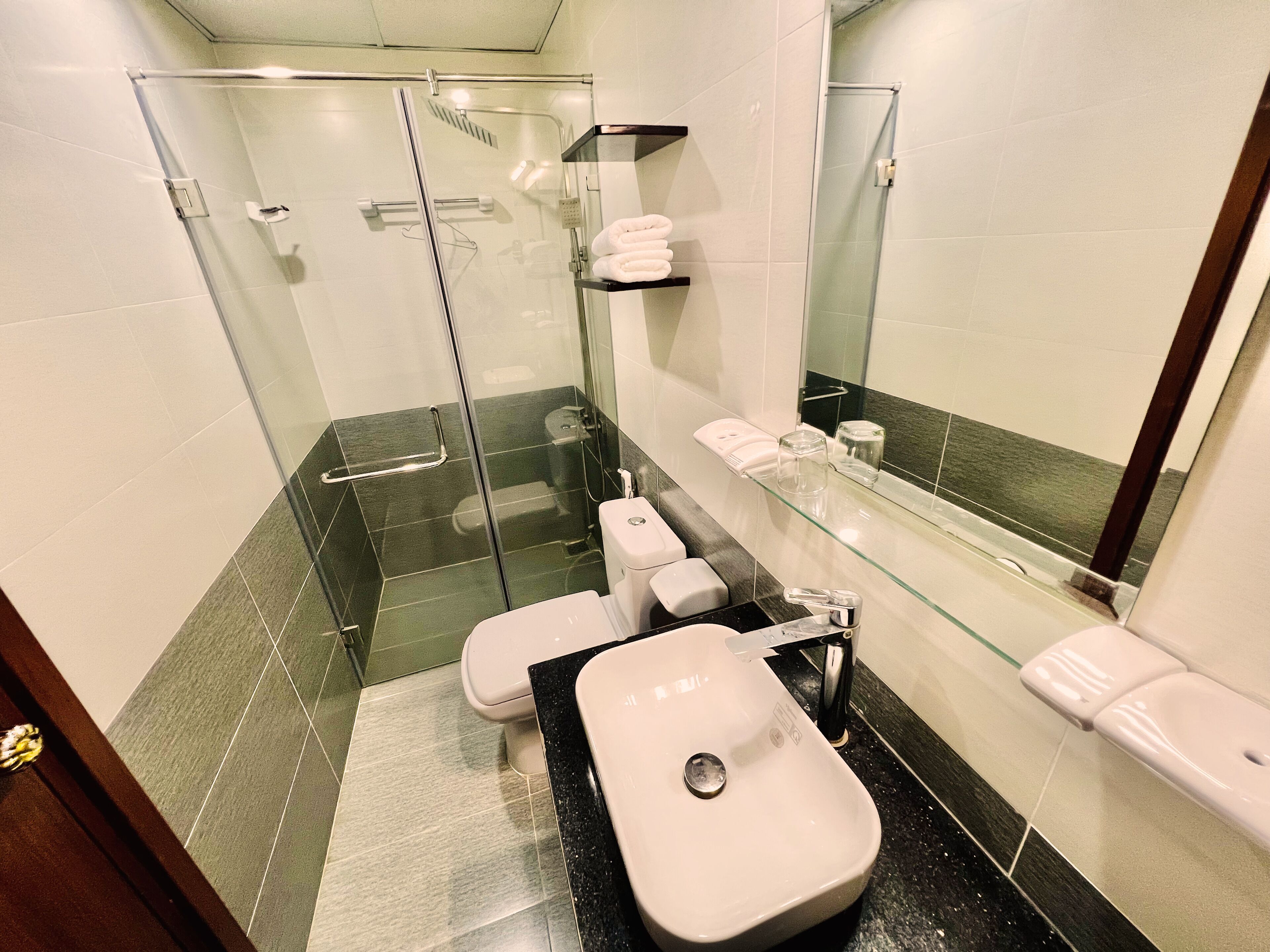 premium apartment, 1 bedroom | bathroom | shower, hair dryer, slippers, bidet