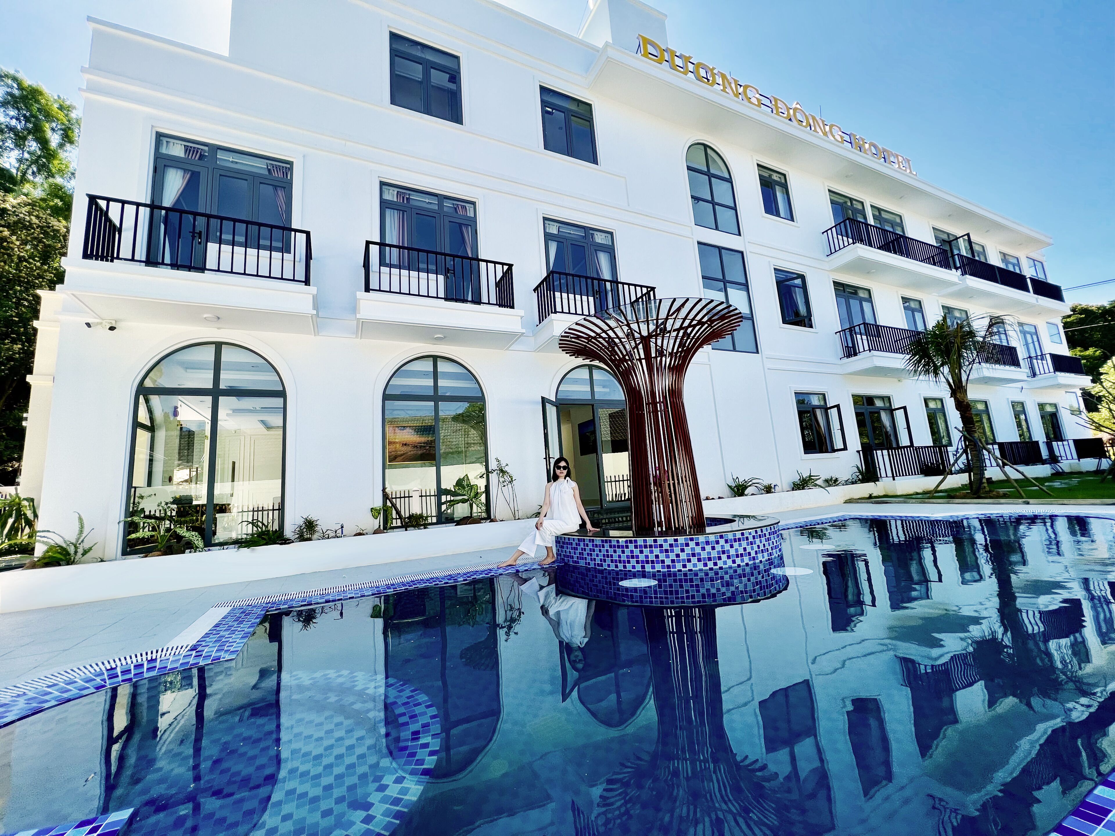 Een buitenzwembad, open van 06.00 uur tot 22.00 uur, en ligstoelen