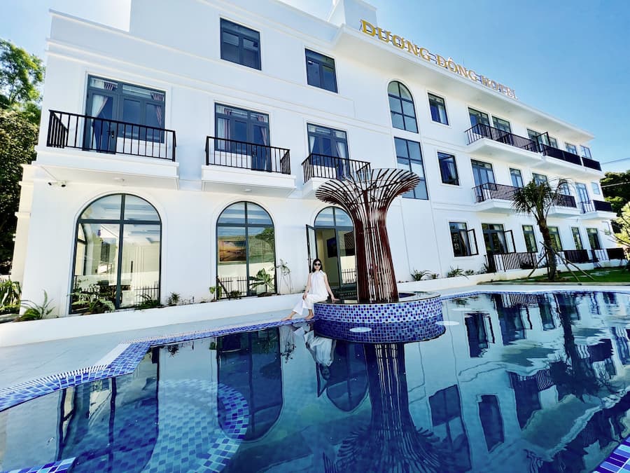 Een buitenzwembad, open van 06.00 uur tot 22.00 uur, en ligstoelen