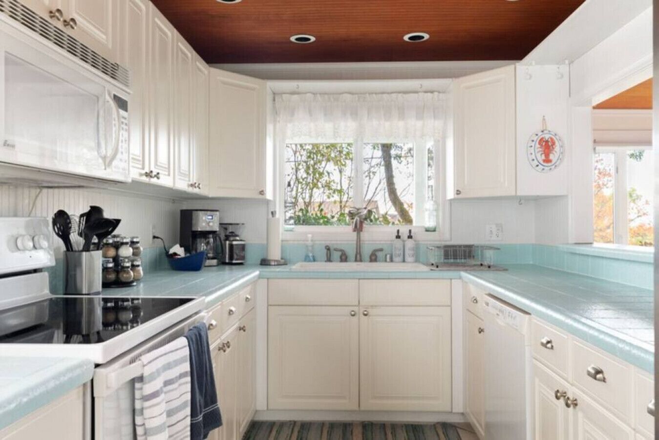 NEWLY Renovated Anchor House | Rooftop Patio | Pet Friendly | 3min Walk to Beach