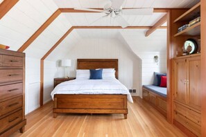 3 habitaciones, escritorio y tabla de planchar con plancha 