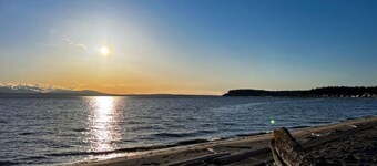 NEWLY Renovated Anchor House | Rooftop Patio | Pet Friendly | 3min Walk to Beach