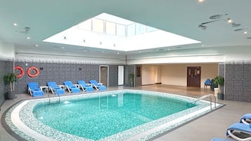 Una piscina cubierta