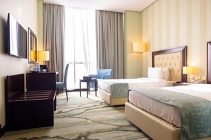 Minibar, in-room safe, desk, iron/ironing board - City Gate Hotel (Doha)