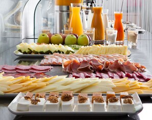 Daily buffet breakfast for a fee - City Gate Hotel (Doha)