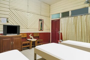 Economy driepersoonskamer | Een bureau, een laptopwerkplek, gratis wifi, beddengoed