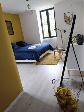 6 bedrooms, WiFi, bed sheets